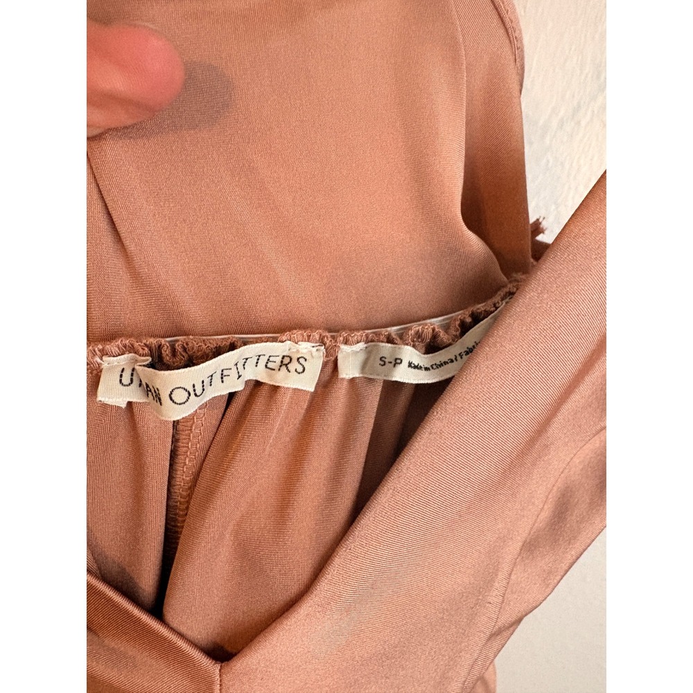Urban Outfitters Women Rose Gold Satin Very Wide Leg Jumpsuit V-Neck. Pockets Sm - Picture 6 of 8
